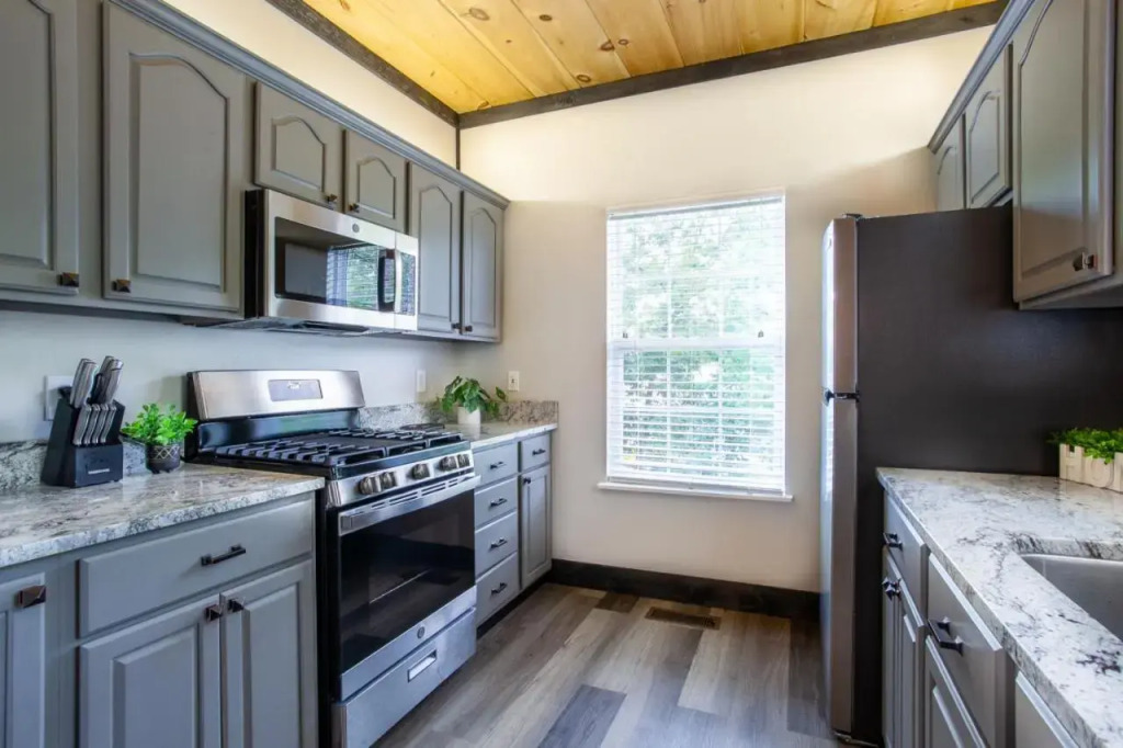 Pine Cove Cabin - Hot Tub, Game Room, Theater Room