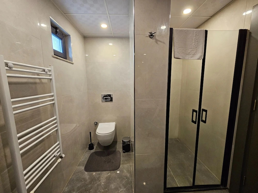 Professionally Maintained Spacious New Suites 2-2