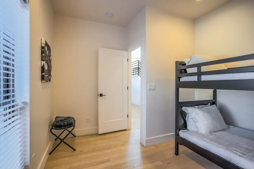 6bd3.5ba?downtown Modern Luxury W/hot Tub?