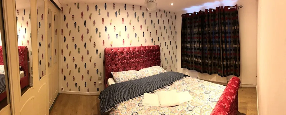 Nice 3-bed House in Farnham Royal Slough