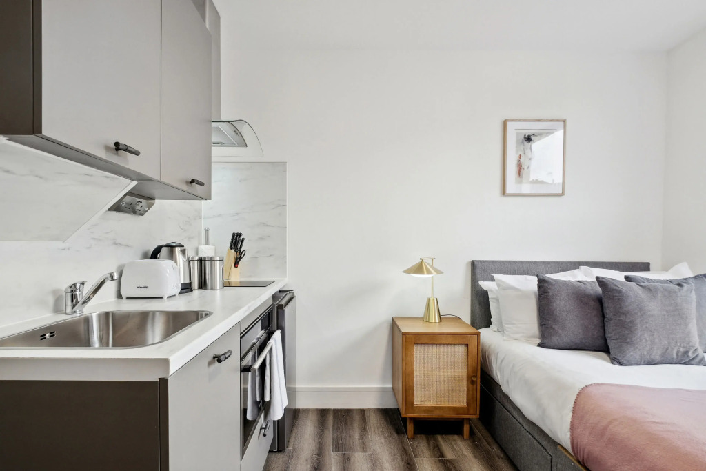 STH Sutherland Avenue Apartment