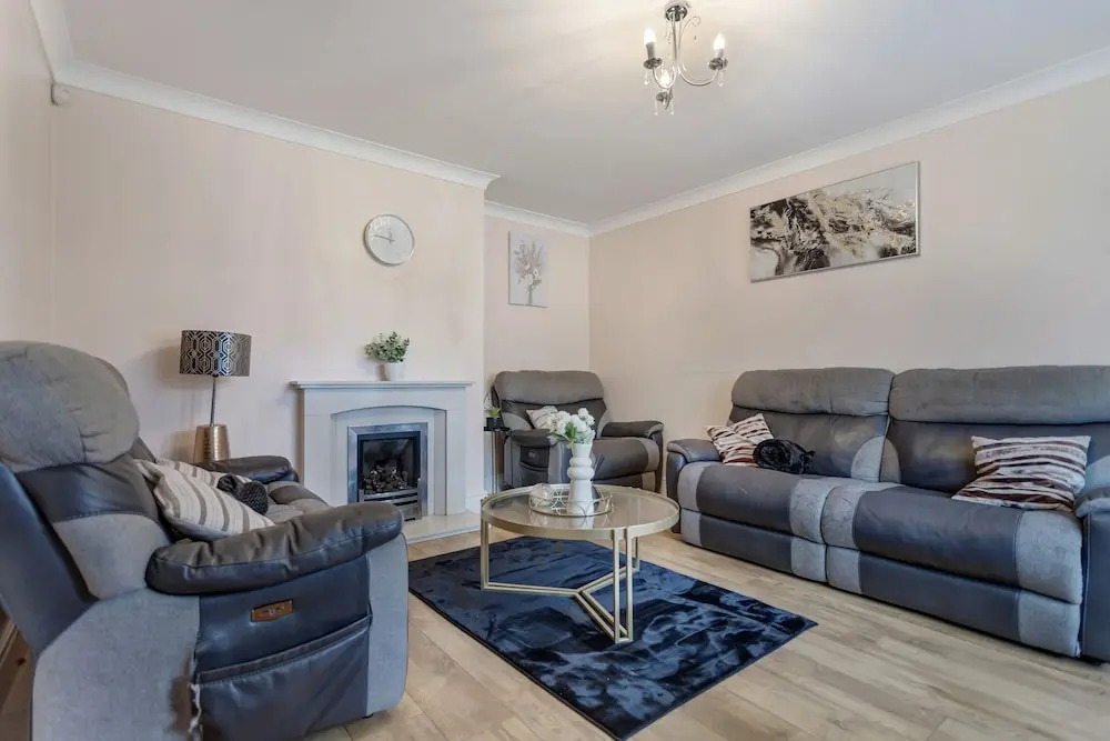 3-bed House, Sleeps 6, Free Parking,wifi