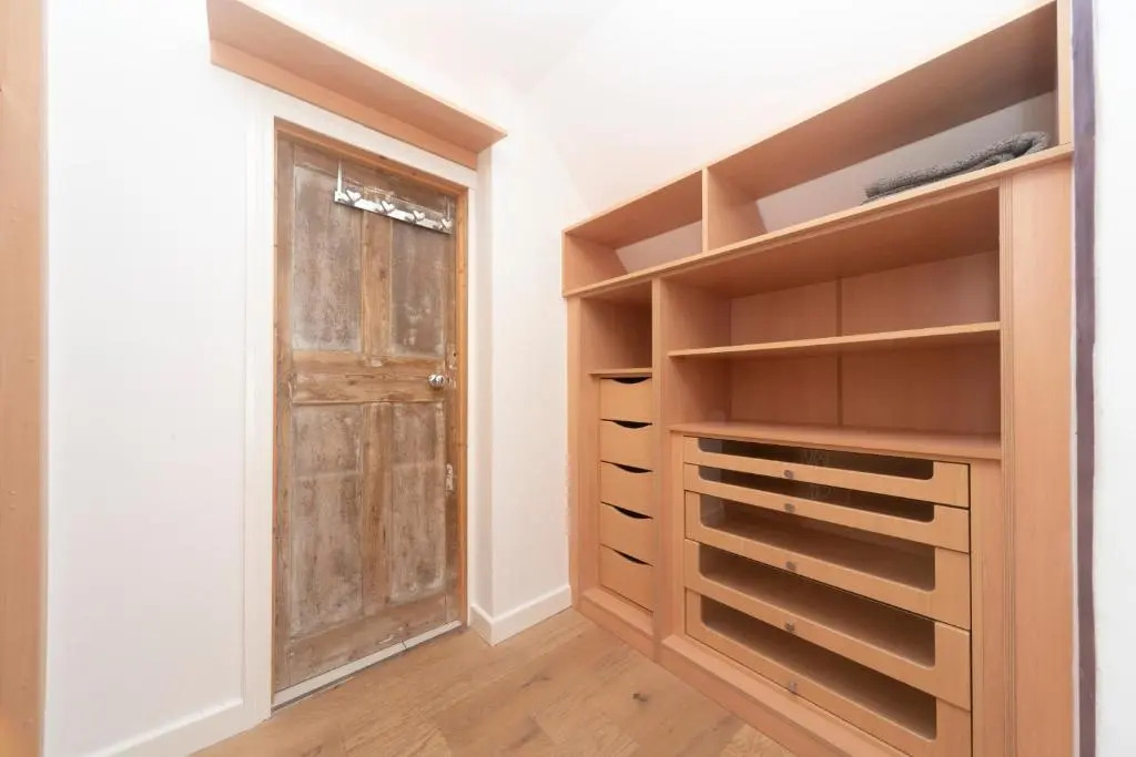 6 bedrooms beautiful home 3 bathrooms, quiet location with garden near Legoland Windsor Heathrow