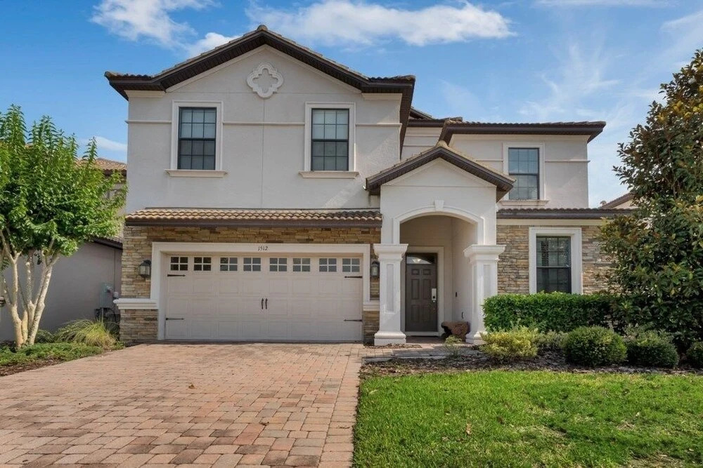 Spacious & Bright W/all The Amenities-4911cg 8 Bedroom Home by RedAwning