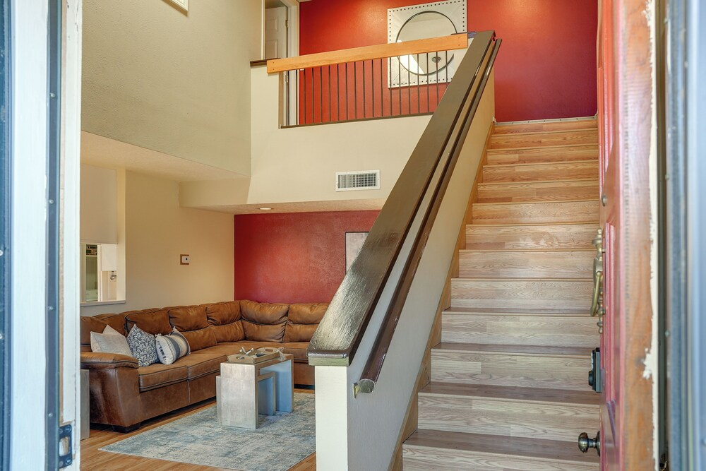 1 Mi to Unm: Convenient Albuquerque Townhome!