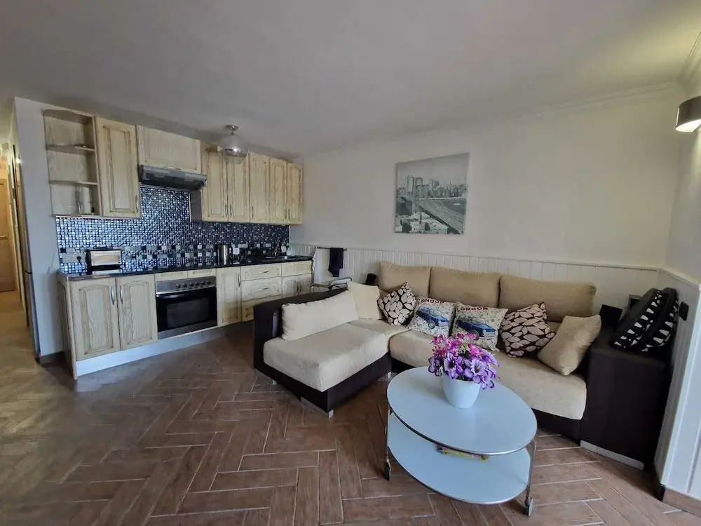 2 bed Apartment That Steps out on to the Pool