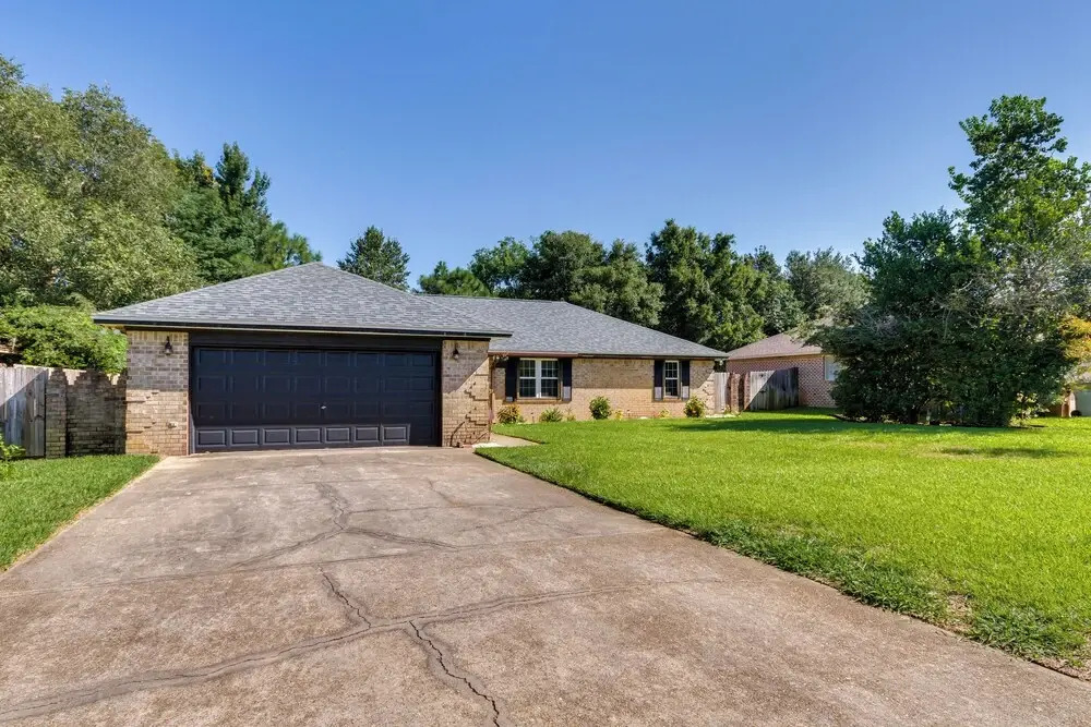 Gulf Breeze Oasis w/ Patio, Grill & Beach Chairs