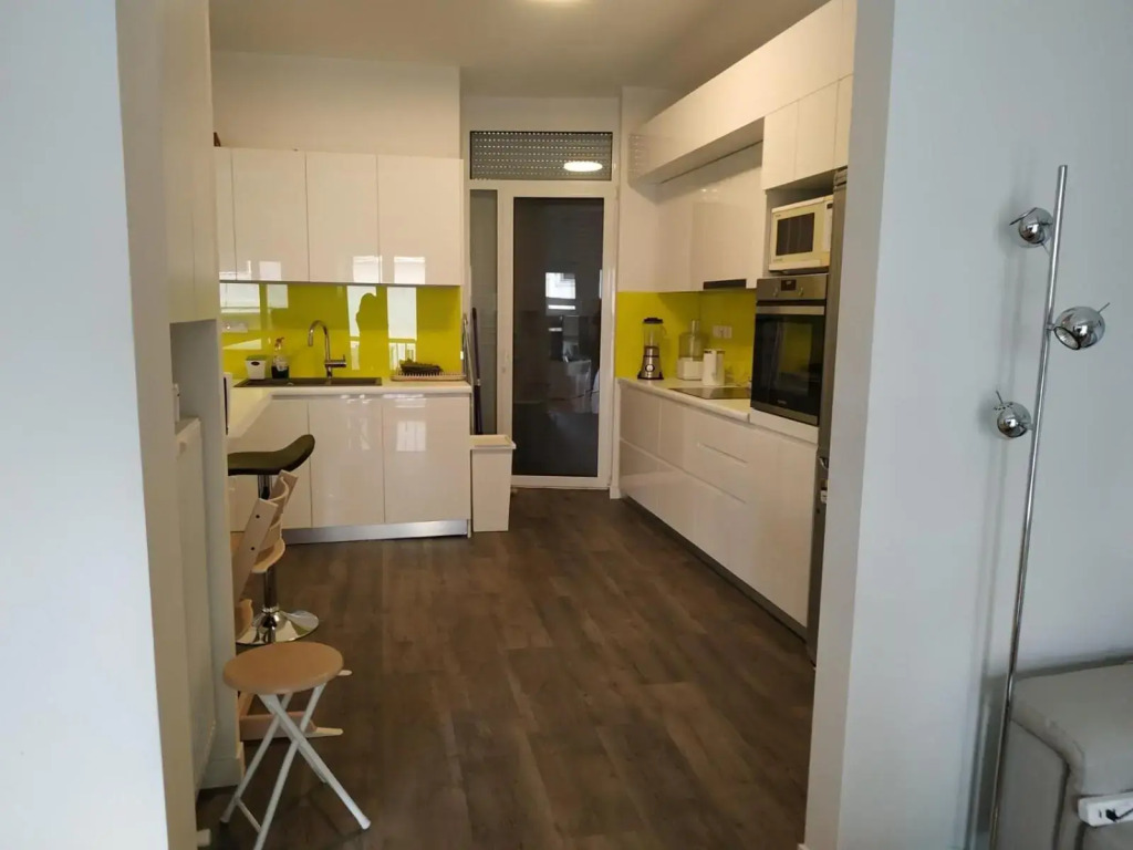 Fully renovated, family-friendly apartment, next to a huge green park, in Athens center