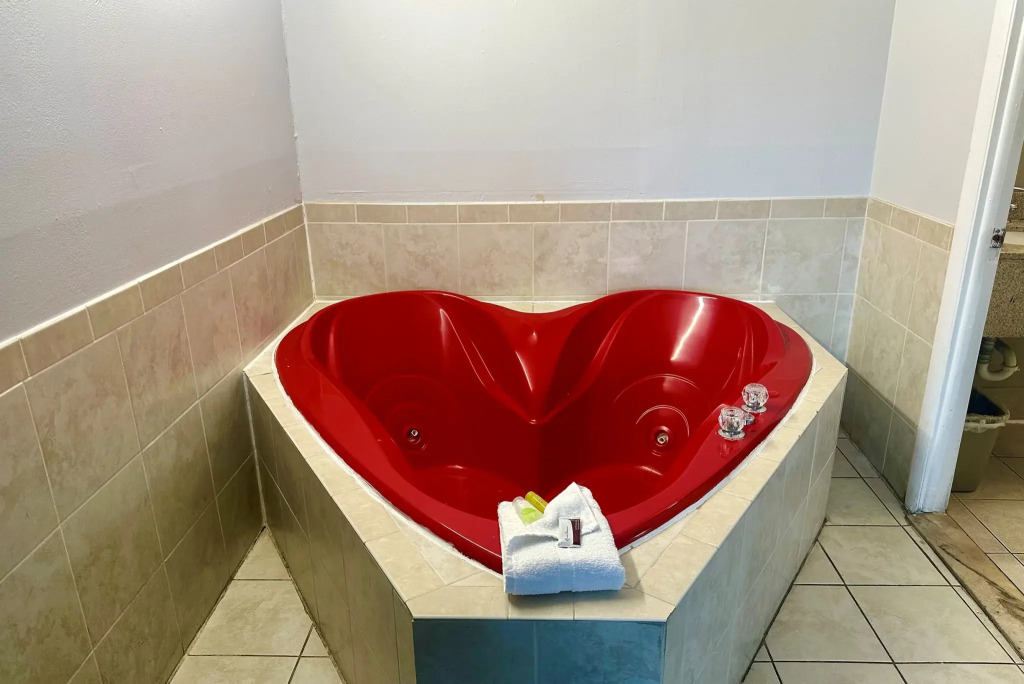Red Carpet Inn - Stamford