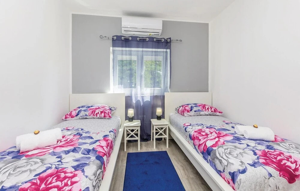 Nice Home in Pinezici with Hot Tub, WiFi & 4 Bedrooms