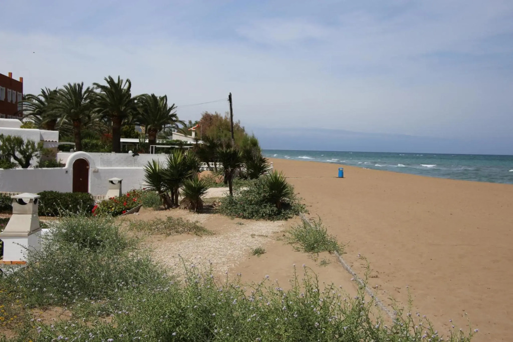 Urbanización El Oasis, 20 Villas en 1ª Línea Playa