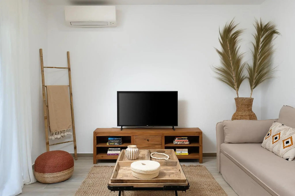 Amazing Beach House with Balcony (Free WI-FI)