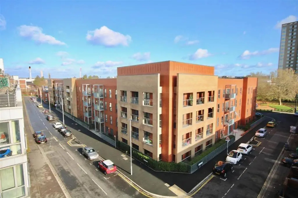 3 Bedrooms doubles or singles, 2 PARKING SPACES! WIFI & Smart TV's, Balcony