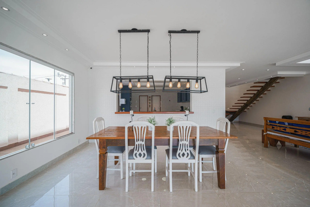 Casa Moderna com Quatro Suítes no Canal da Marina