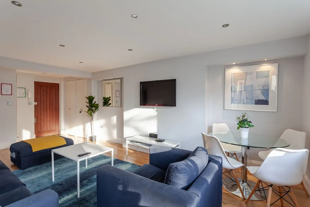 3 Bedrooms  Apartment  Central London