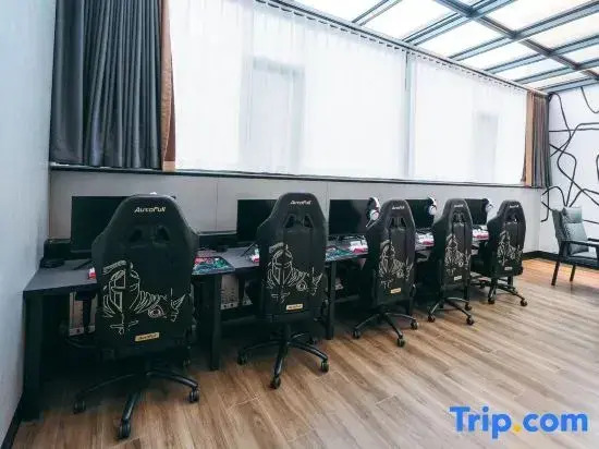 Mengzhou Lightning Bear E-Sports Hotel