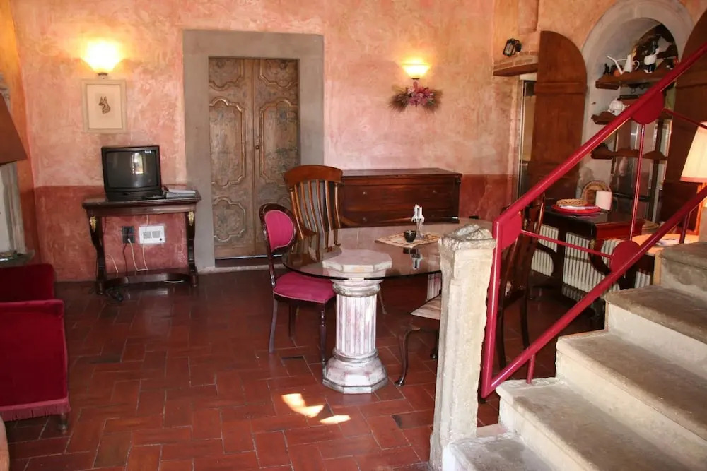 Borgo Medievale di Poggio Alla Pieve Relais, Food & Art