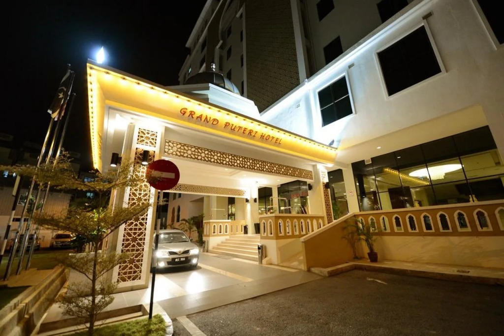 The Grand Puteri Hotel
