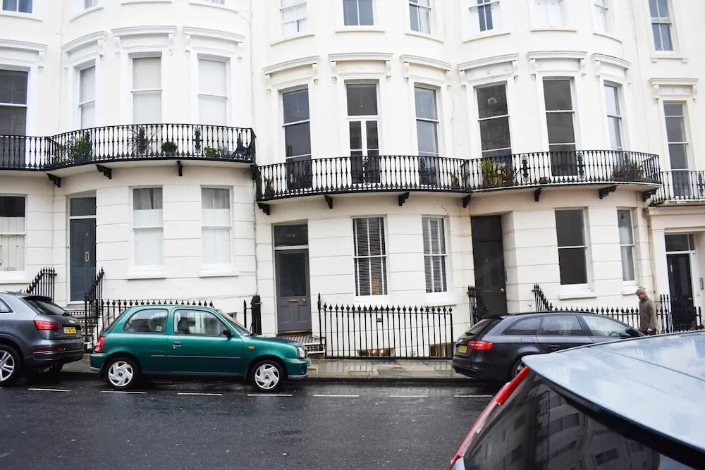2BD Seafront Flat w Tasteful Decor & Large Garden