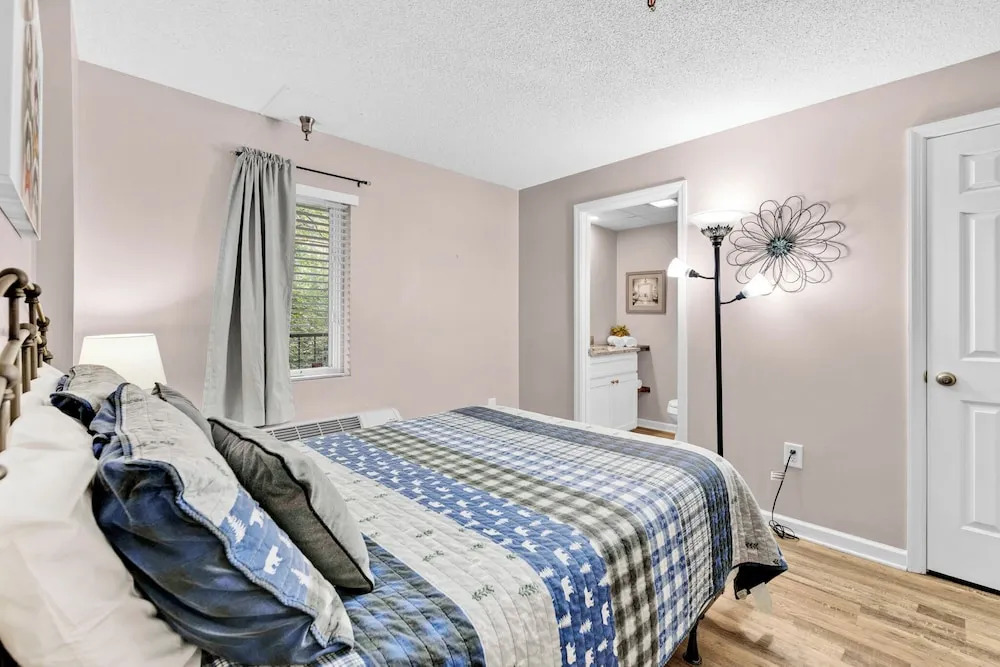 Trendy 2 BDR Condo w/ Pool + Hot Tub Near Downtown