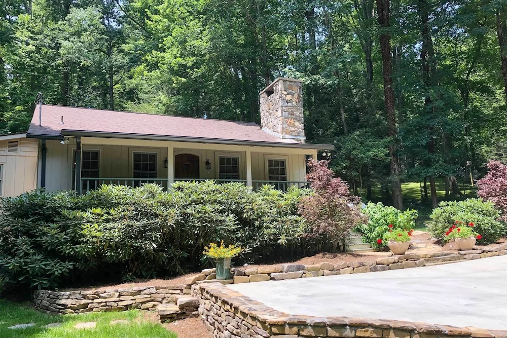 2 Living Areas + Fireplace: Mirror Lake Cottage!