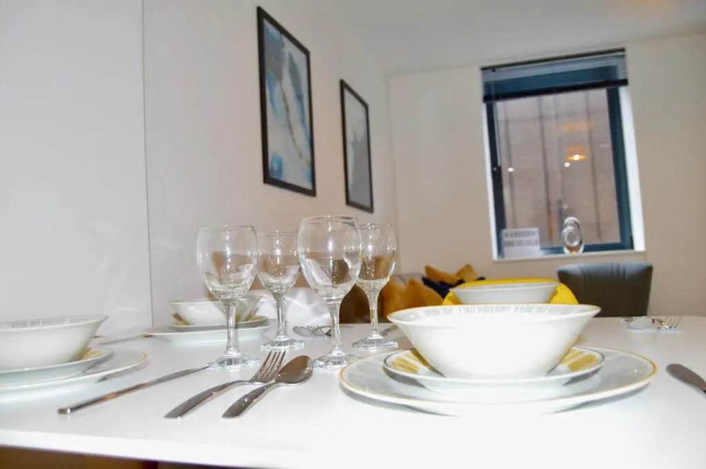 Sleeps 5 with 2 bedrooms and sofabed, perfect for work or leisure, stylish spacious city centre apartment, book our Queen Suite, today!