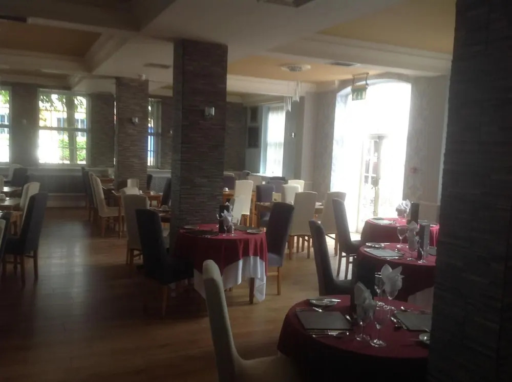 Fownes Hotel