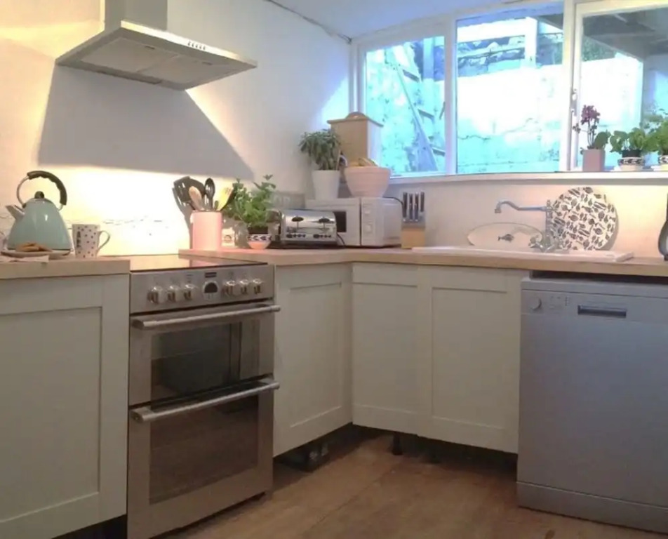 3 Bedroom House Near Town & Beaches. Quiet Street