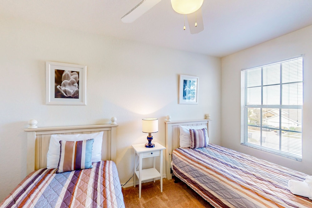 Spacious Home in a Great Neighborhood With Enclosed Pool & AC - Dog-friendly