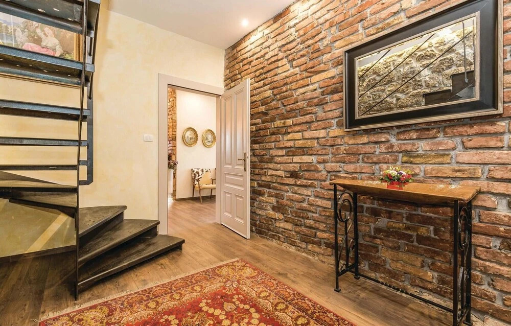 Amazing Home in Icici With Wifi and 5 Bedrooms