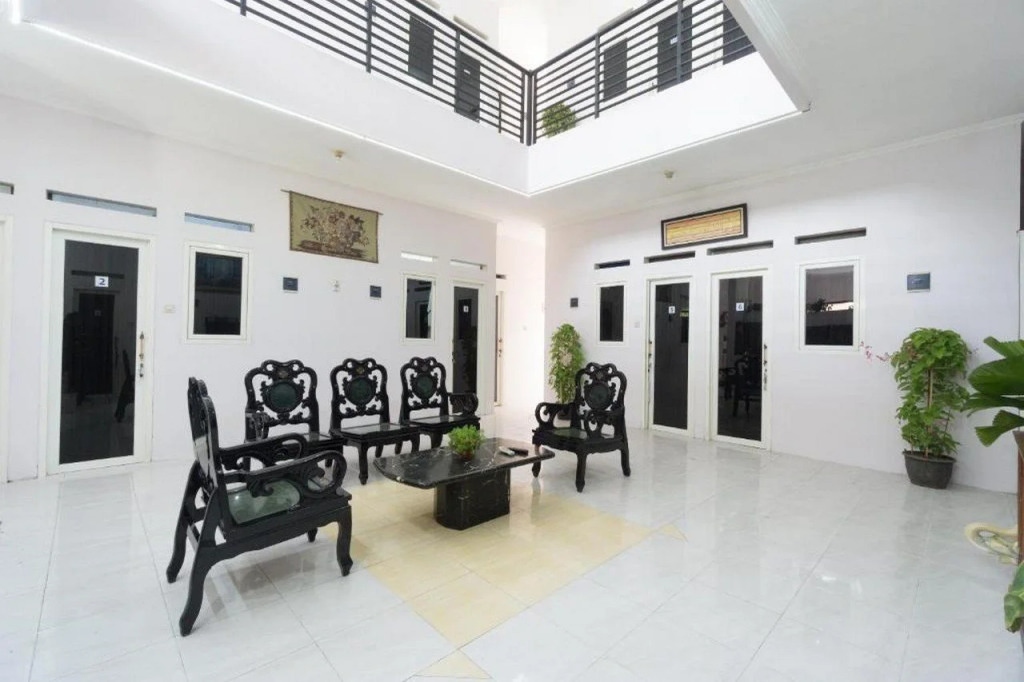 RedDoorz Syariah near PGC Cililitan