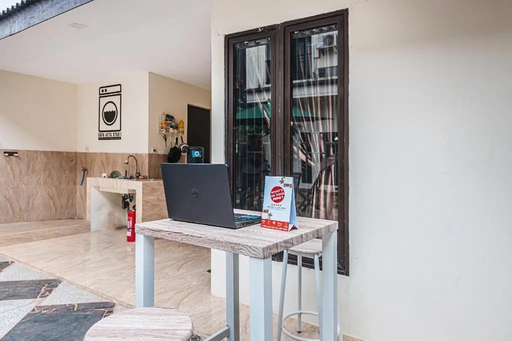 RedDoorz Syariah near Green Park Jatiwarna