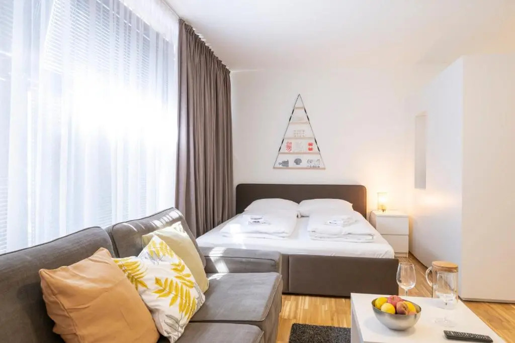 Modern City Hideaway Graz by ichbucheAT