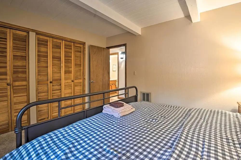 1 Mi to Lake: Secluded Cabin w/ Deck in Munds Park