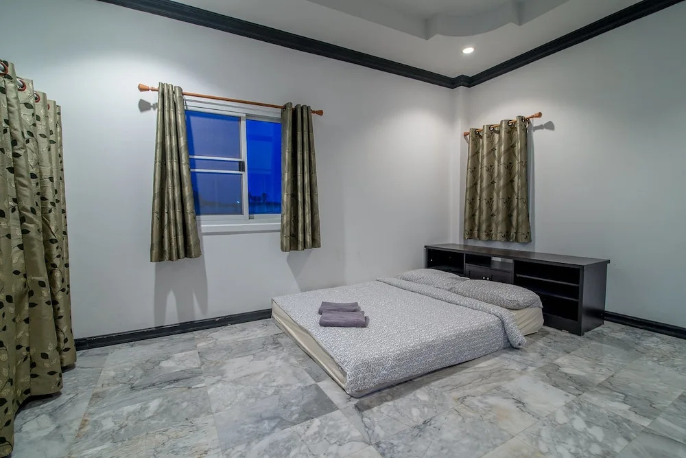 Baan Lake Hill Party Pool Villa