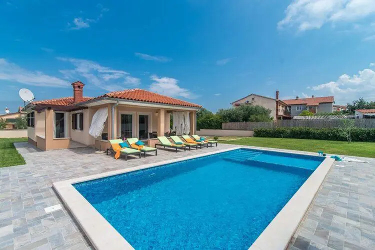 Modern villa at 2km from the sea, with private pool