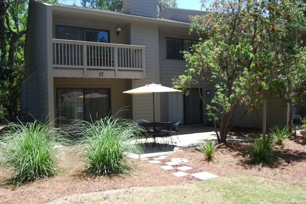 17 Sailmaster Commons - 2 Br home by RedAwning