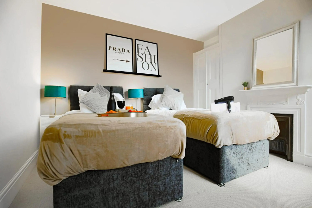 Central House with Pool Table, Smart TV and Free Parking by Yoko Property