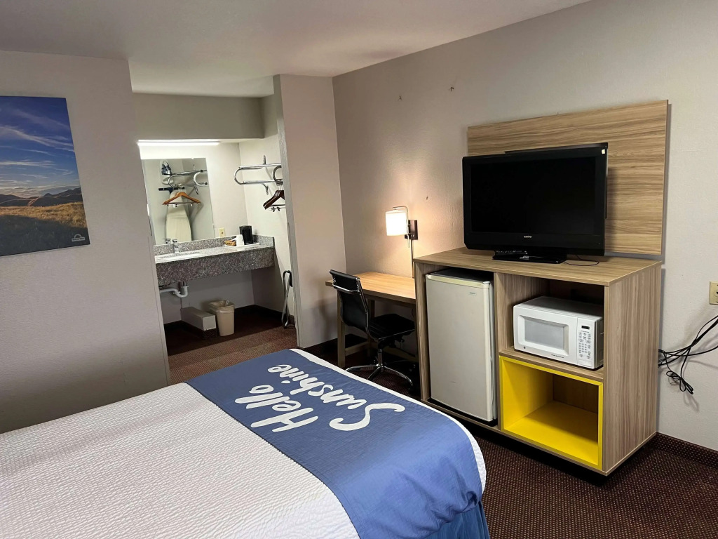 Days Inn by Wyndham Pratt