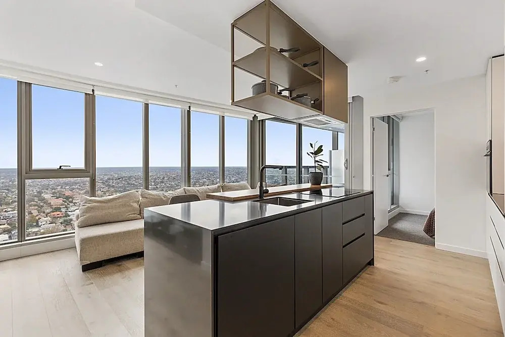 Gorgeous High-rise Unit With Sky Bar, Pool and Gym