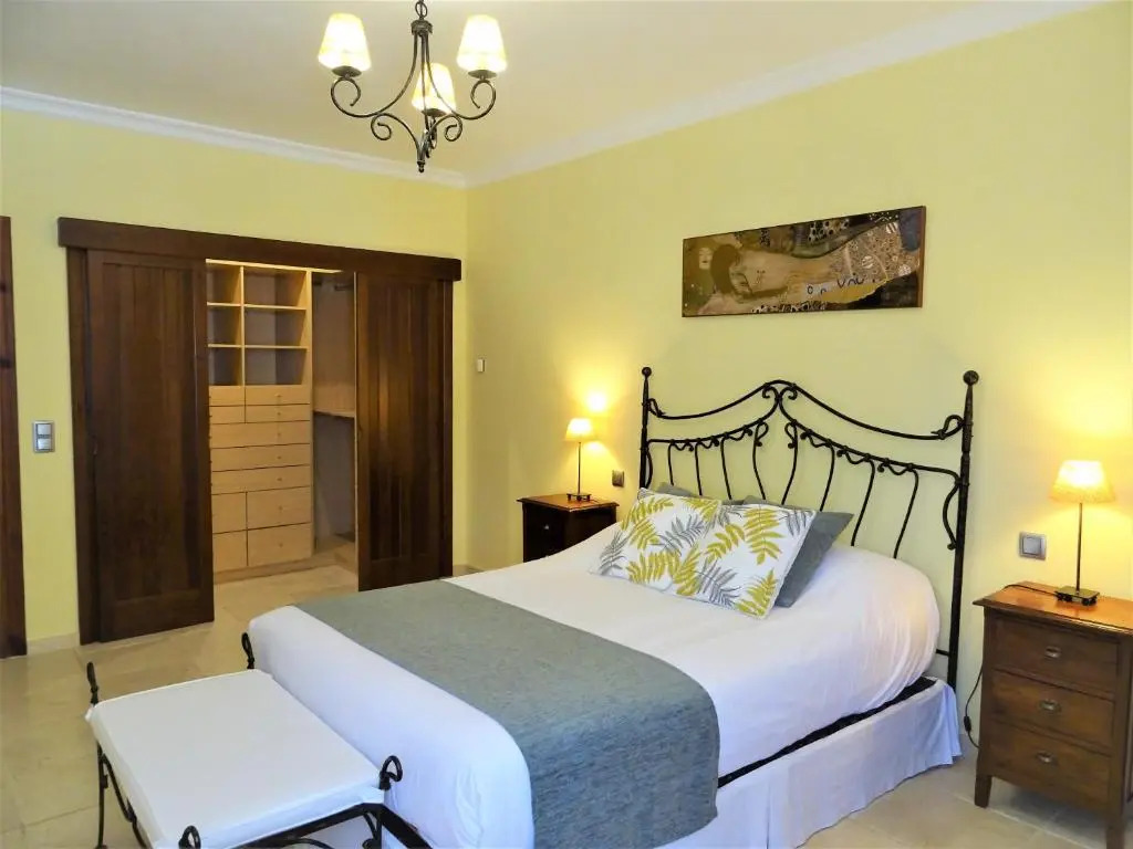 Villa with private pool and tennis court 150 metres from the sea-Villa el Olivo