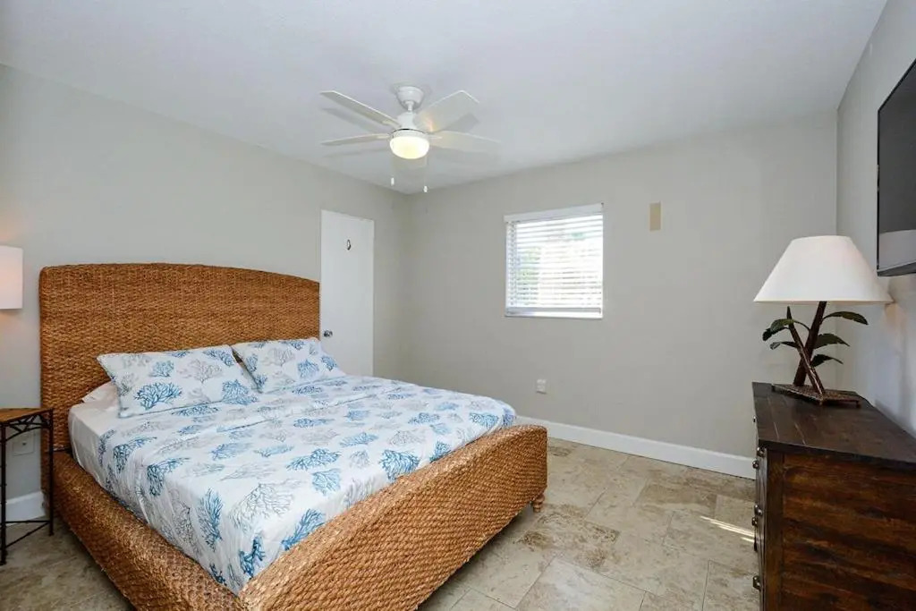 Canal 309 - Right in Siesta Key Village!