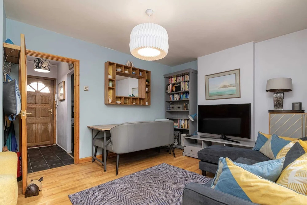 Charming 1BR Highbury Flat With Balcony