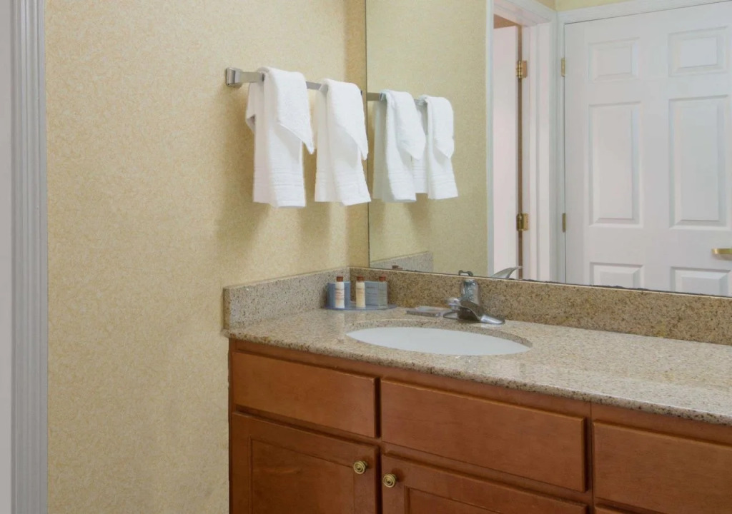 Hawthorn Suites by Wyndham Airport East Hotel