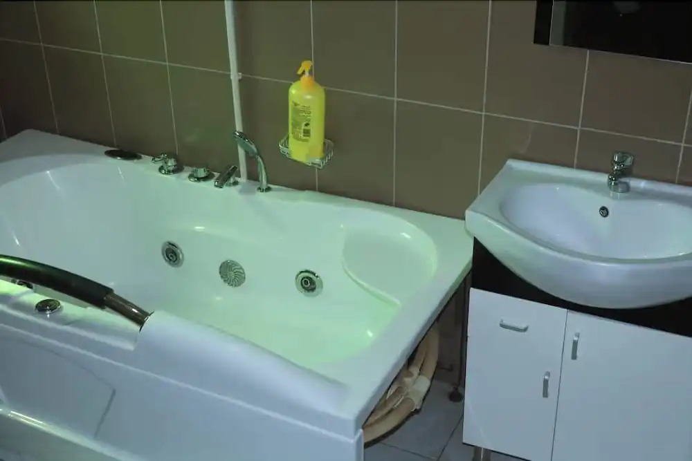 A & J Holiday Suites