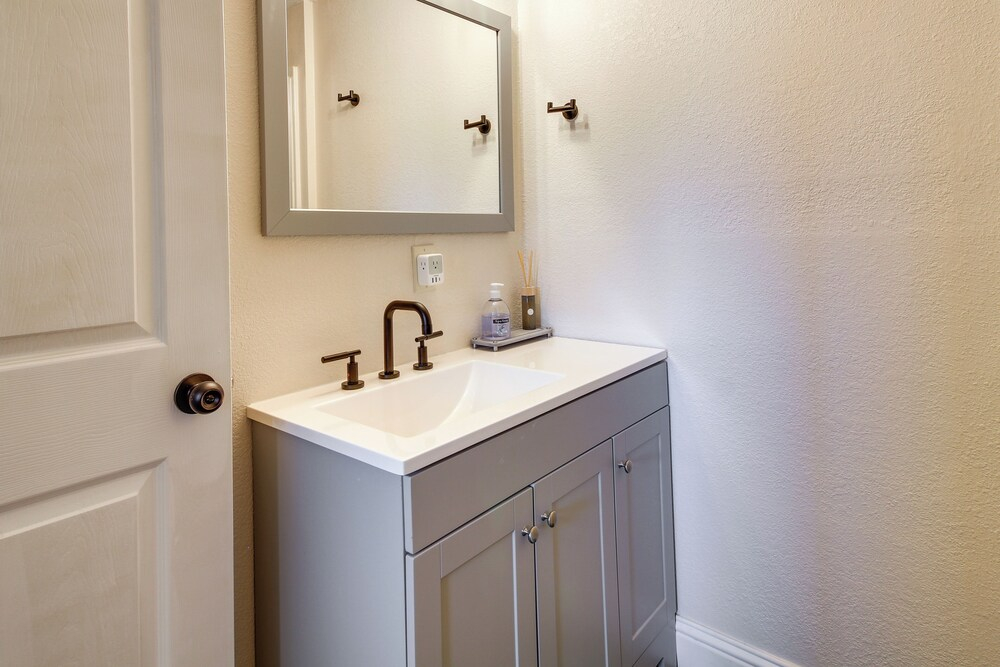 On-site Creek & Fishing: Cozy Coos Bay Retreat!