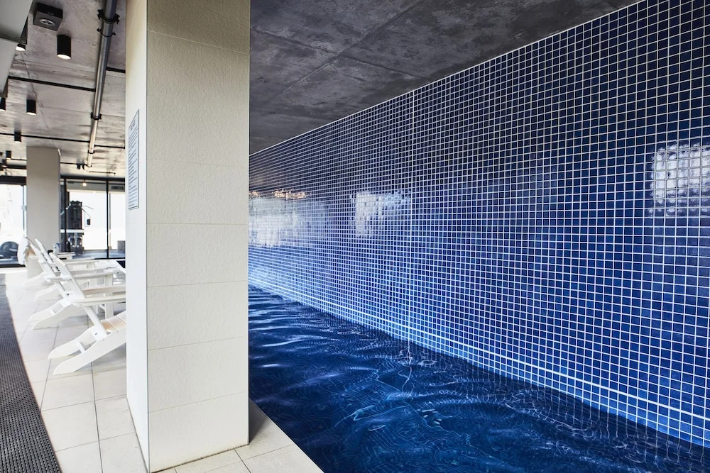 Sleek Arthouse Apartment With Pool Close to City