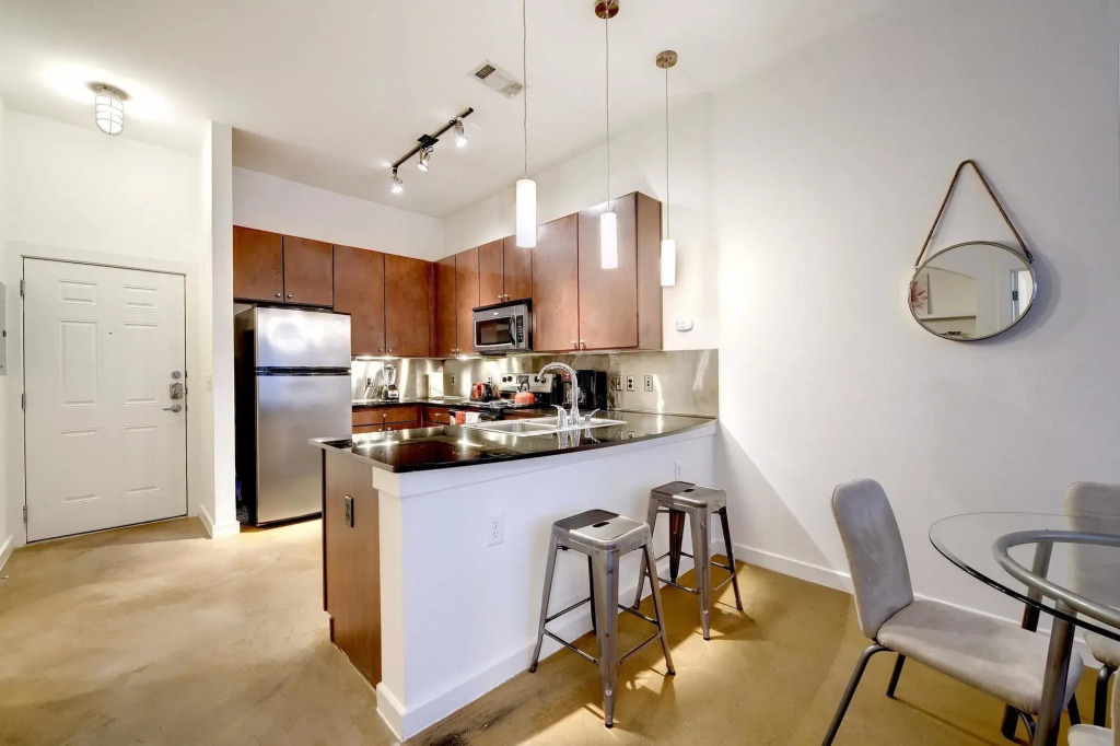 Hip Downtown Suite by AustinStays