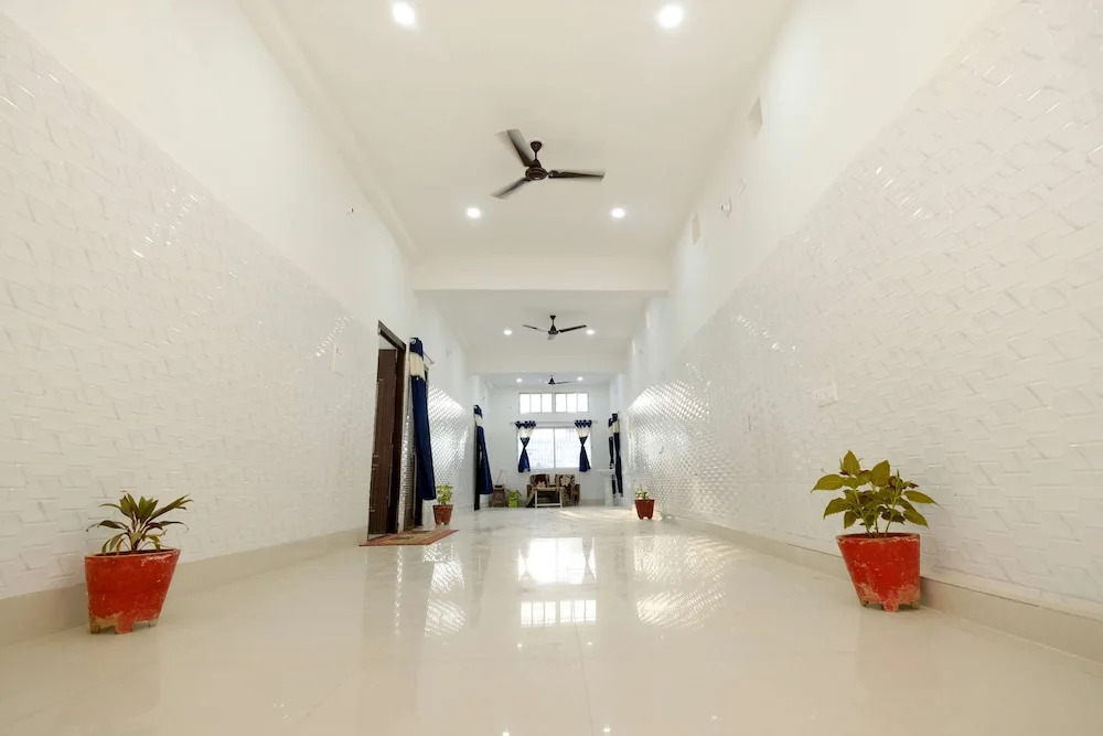 HOTEL SWASTIK "free pick up from station & airport"
