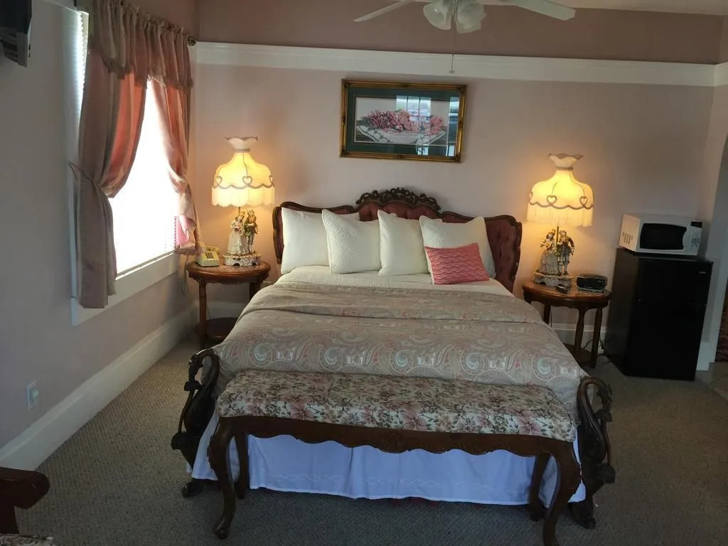 Shorelight Inn